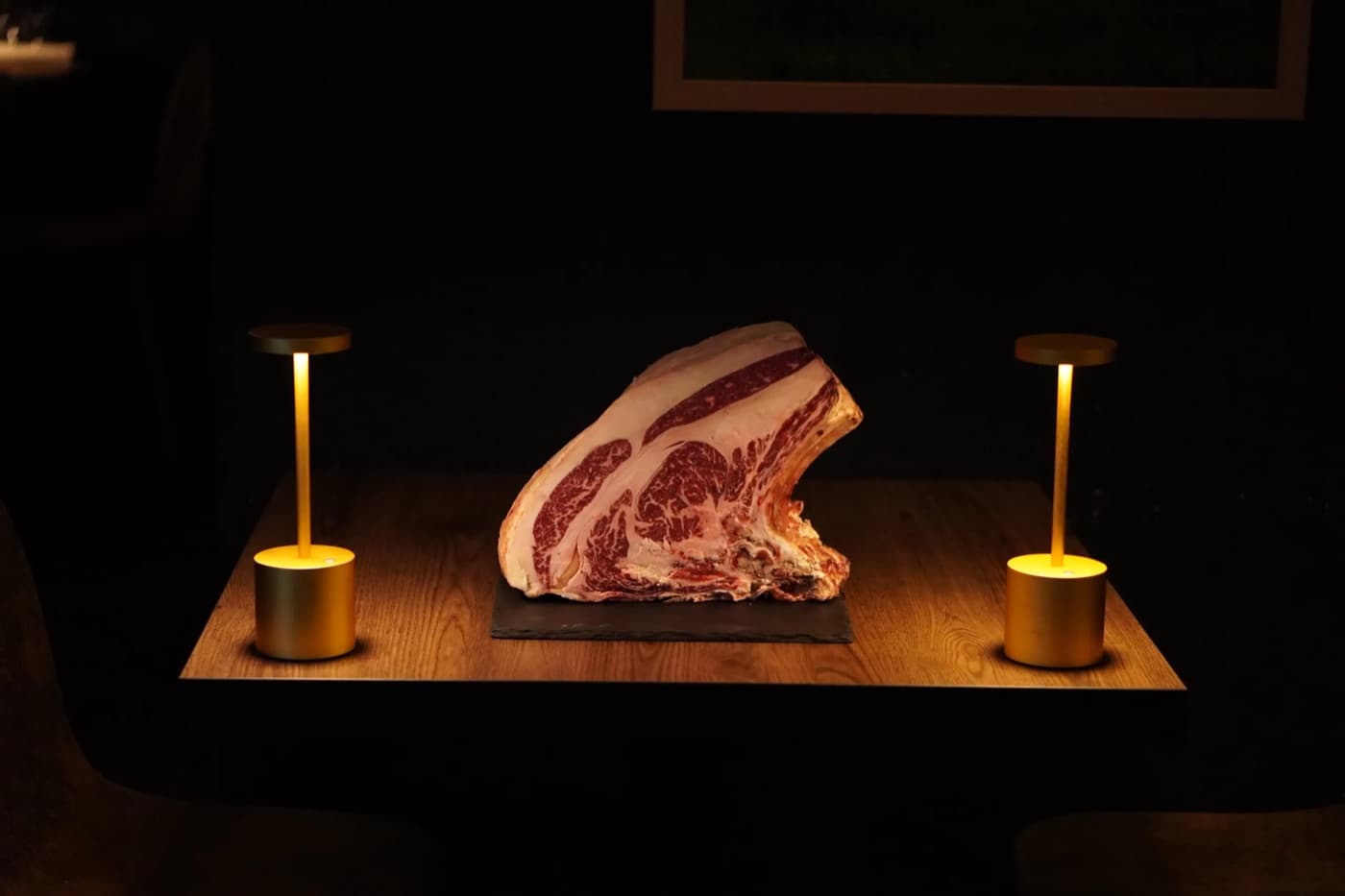 Una costata frollata su un tavolo della Casa della Bistecca