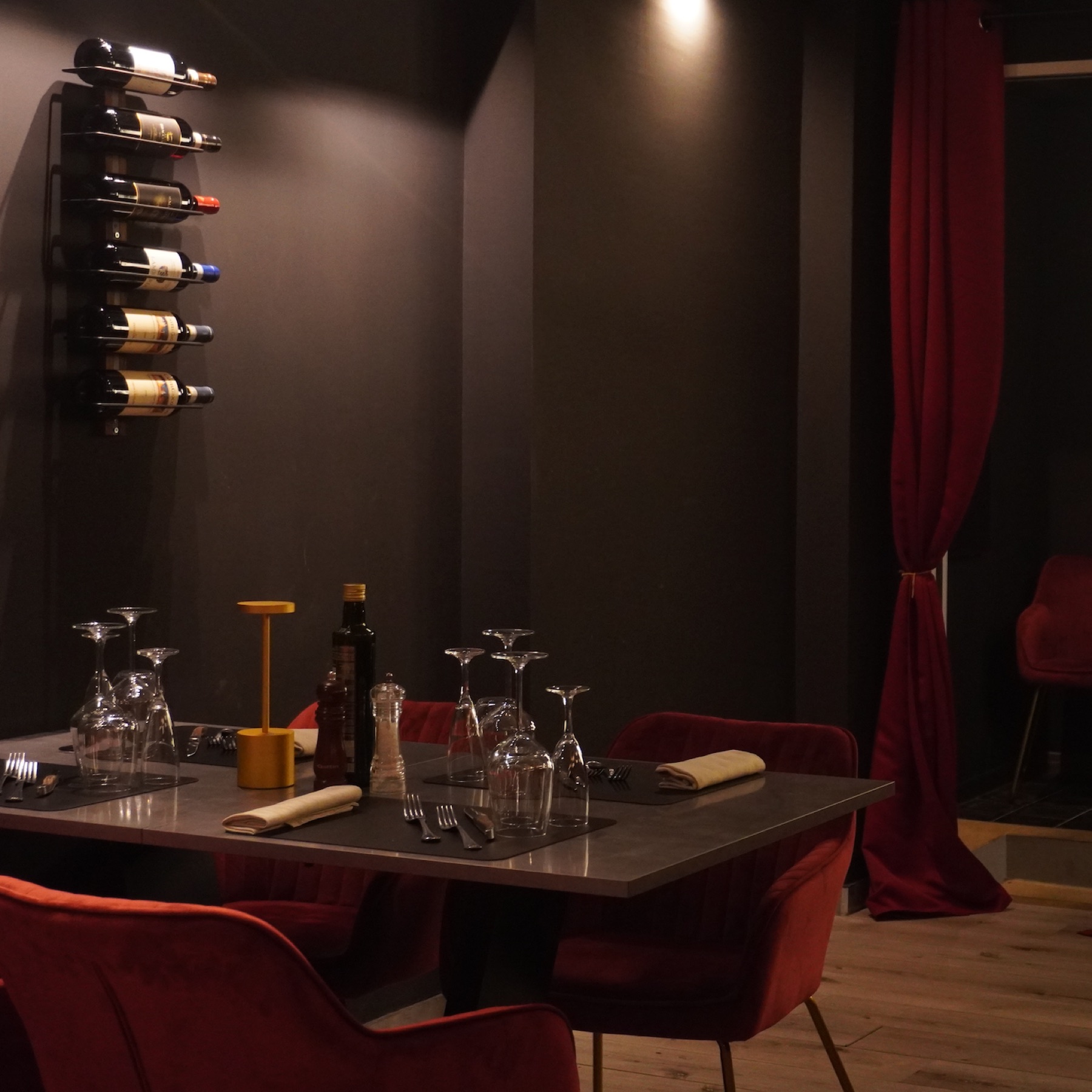 Il privé della Casa della Bistecca, con la tenda rossa e le poltrone